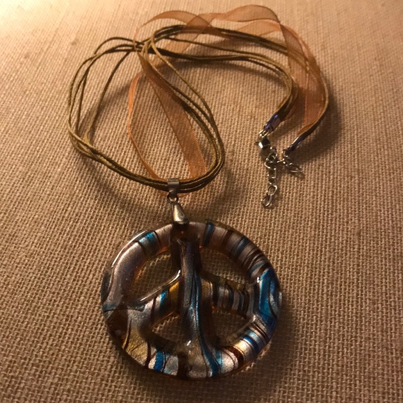Jewelry - 🍭2/$10🍭 Large peace sign pendant